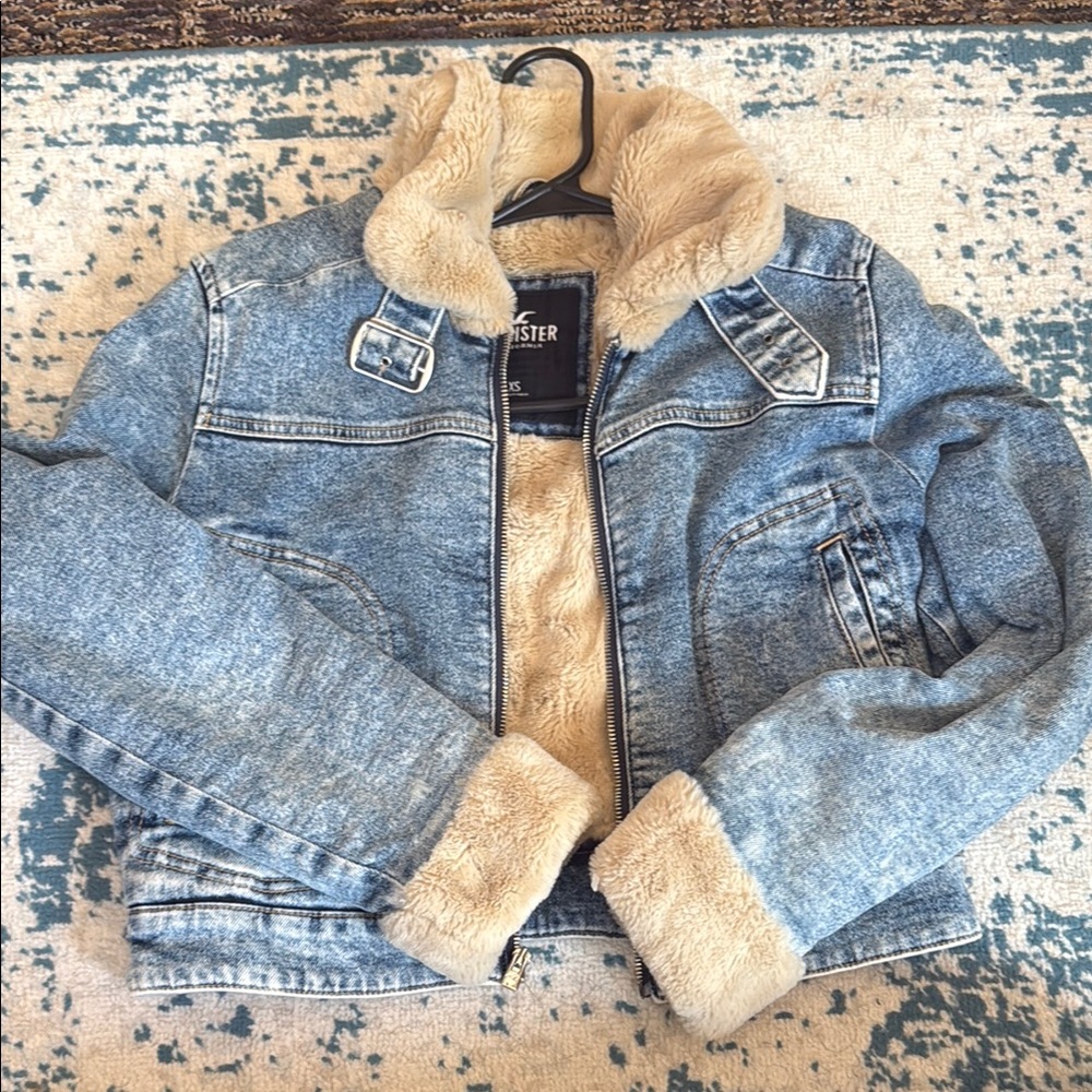Hollister Cropped Denim Jacket with Faux Fur Lining - XS